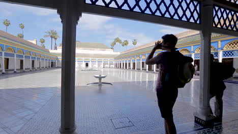 Un-Turista-Tomando-Una-Foto-En-El-Palacio-Al-Badii-En-Marrakech