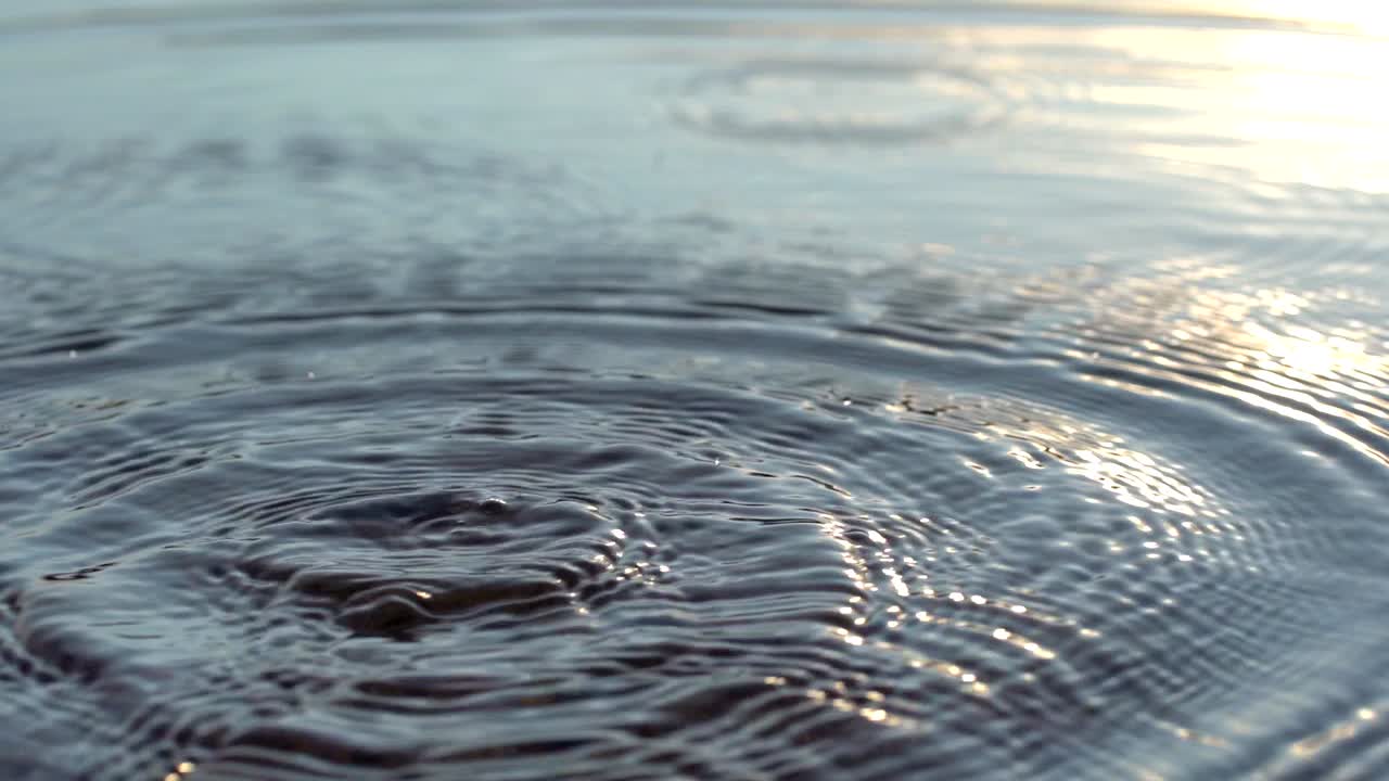 물 표면에 밝아진 슬로우 모션 영상