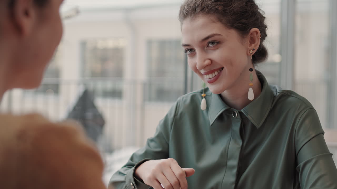 una mujer atractiva en una cita.