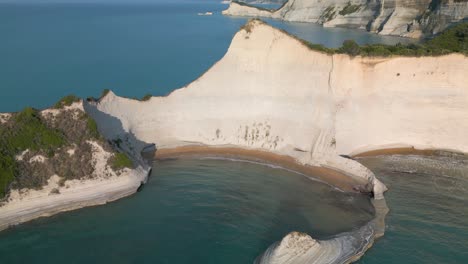 Increíble-Vuelo-De-Drones-Sobre-Los-Acantilados-Blancos-De-Corfú,-Grecia-En-Cabo-Drastis