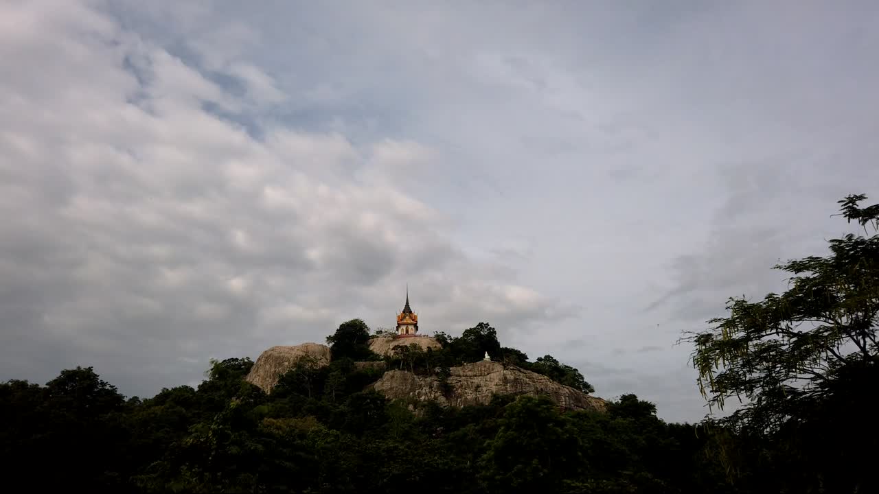 wat phra phutthachai es un destino turístico para extranjeros y ciudadanos tailandeses que buscan bendiciones