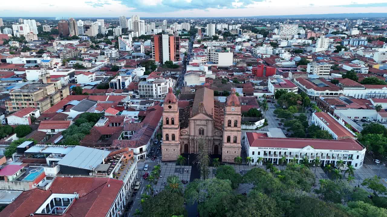 disparo de dron ciudad plaza principal catedral viaje cielo santa cruz bolivia