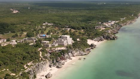 primer plano aéreo de las antiguas ruinas mayas en tulum méxico dron sobre el mar caribe océano