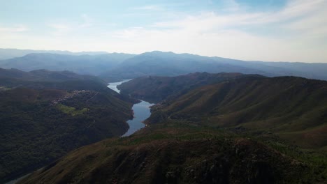 Gebirgstal-Und-Hügel-In-Portugal