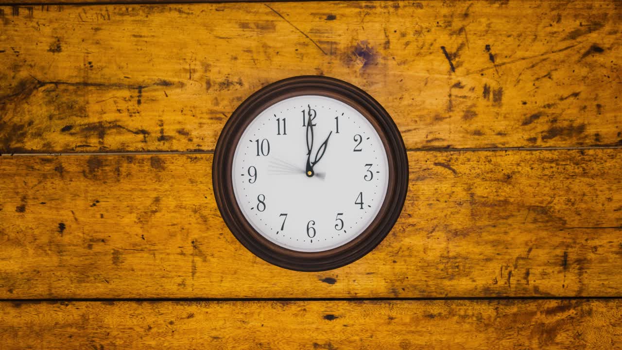 un reloj colgado en la pared timelapse 4k