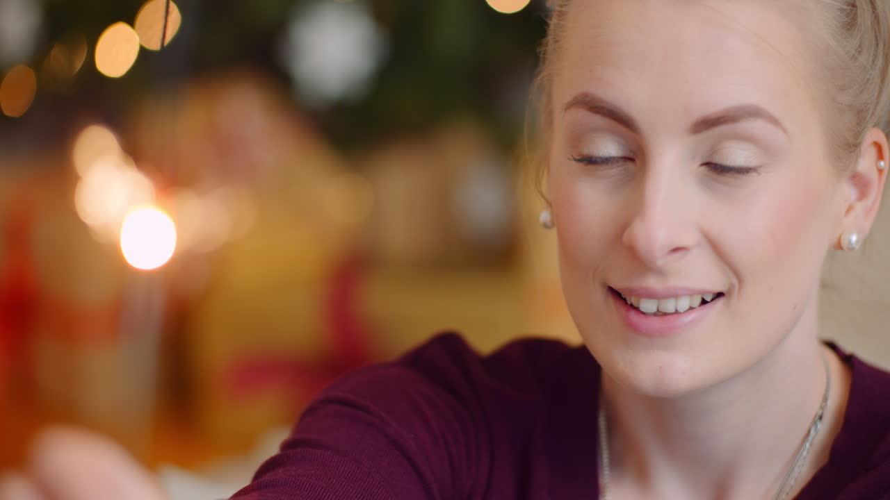 스파클러 1을 보고 웃는 젊은 여성