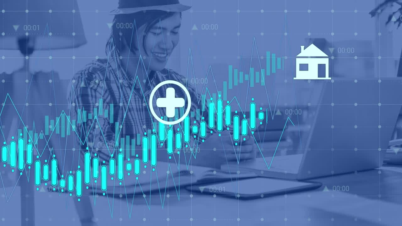 animazione di elaborazione dei dati e icone digitali contro l'uomo asiatico che usa lo smartphone in ufficio.