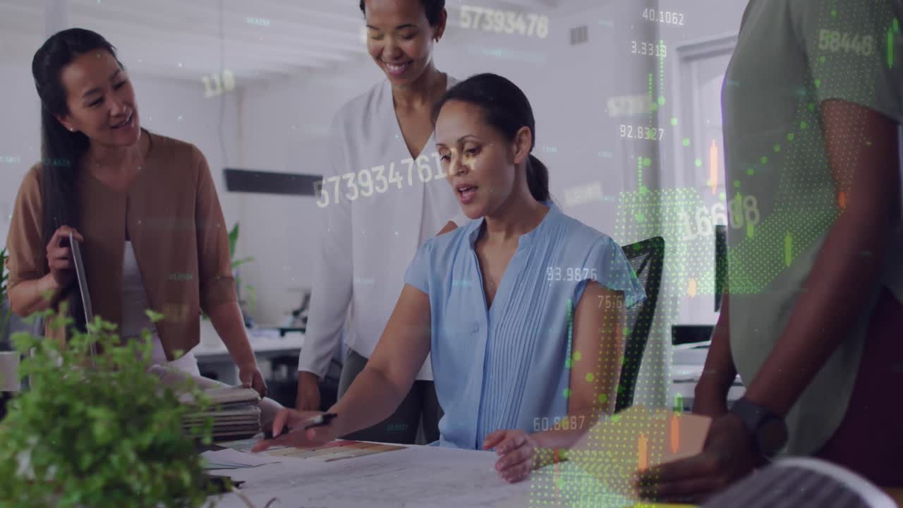 animação do processamento de dados financeiros sobre diversos colegas a discutir um plano no escritório.