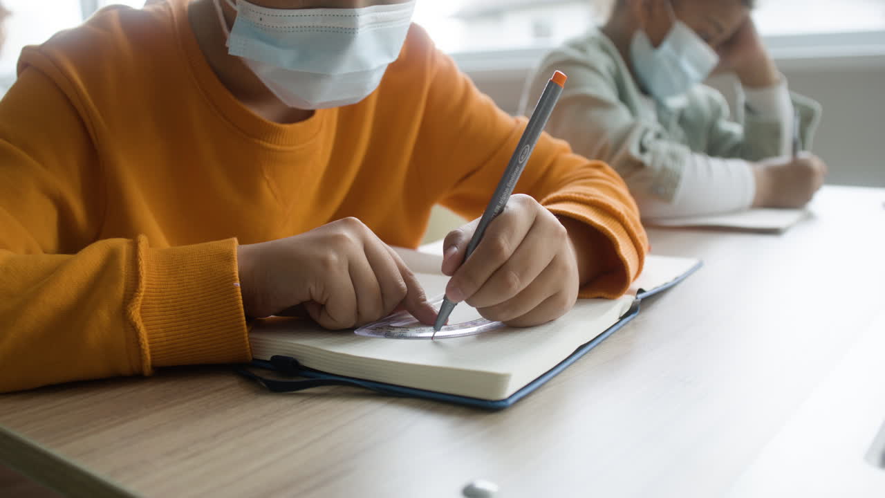 각도기를 사용하는 학생.