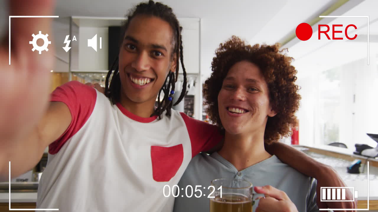 animación del cuadro de grabación sobre amigos varones felices y diversos bebiendo cerveza.