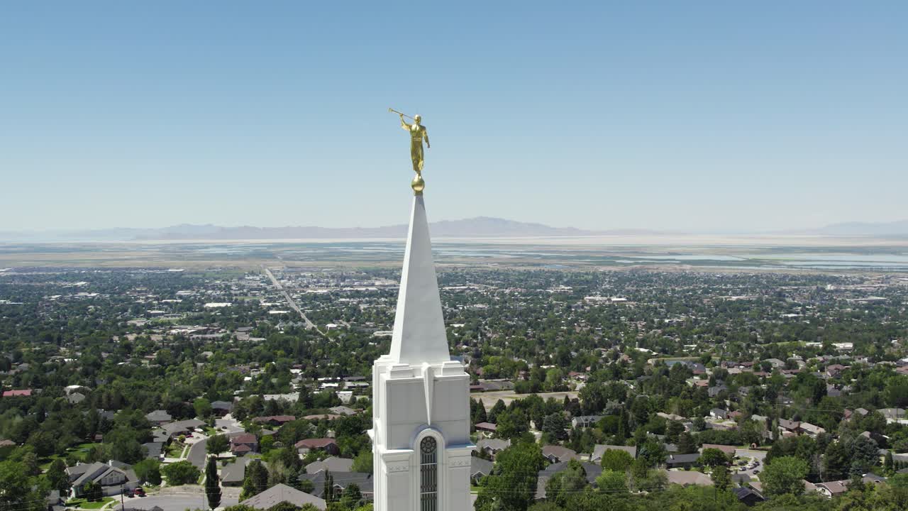 유타 주 바운티풀 에 있는 lds 몰몬 사원 탑 에 있는 모로니 동상 - 공중  ⁇ 도