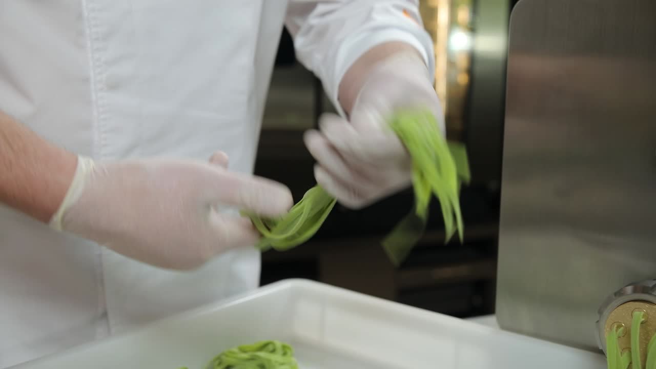 chef haciendo pasta verde fresca