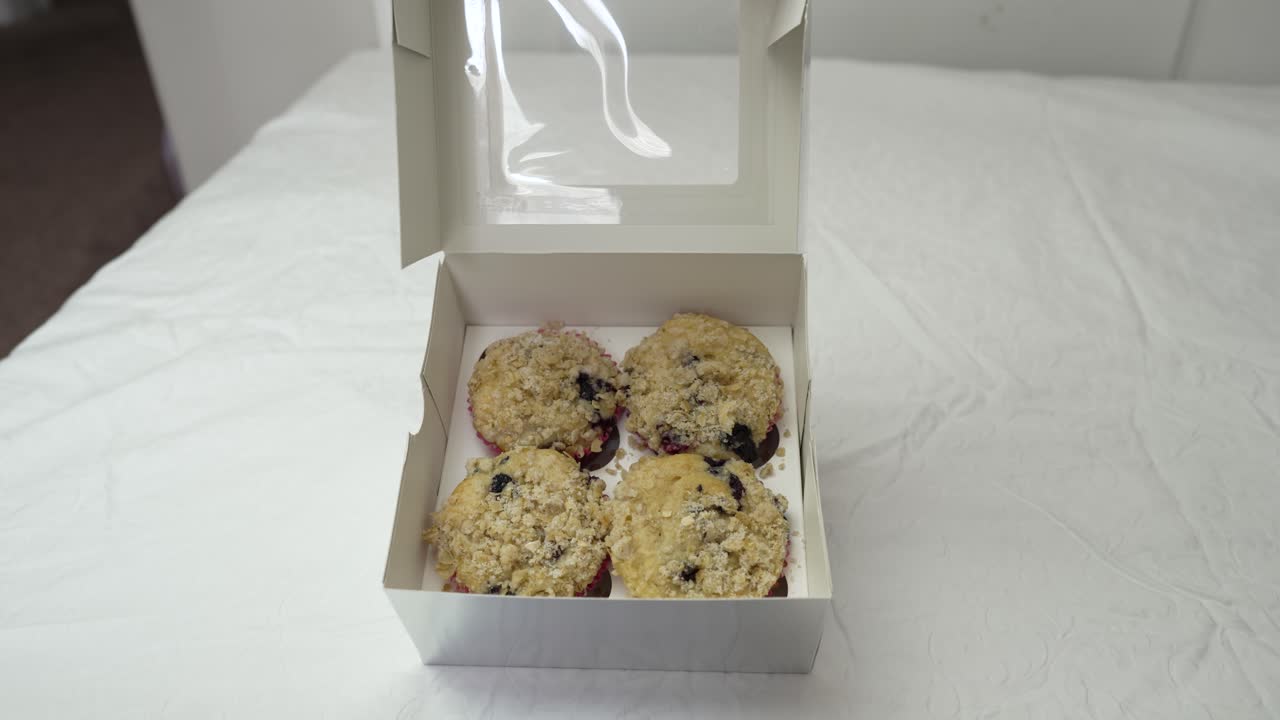 caja de regalo de muffins de arándanos hechos en casa