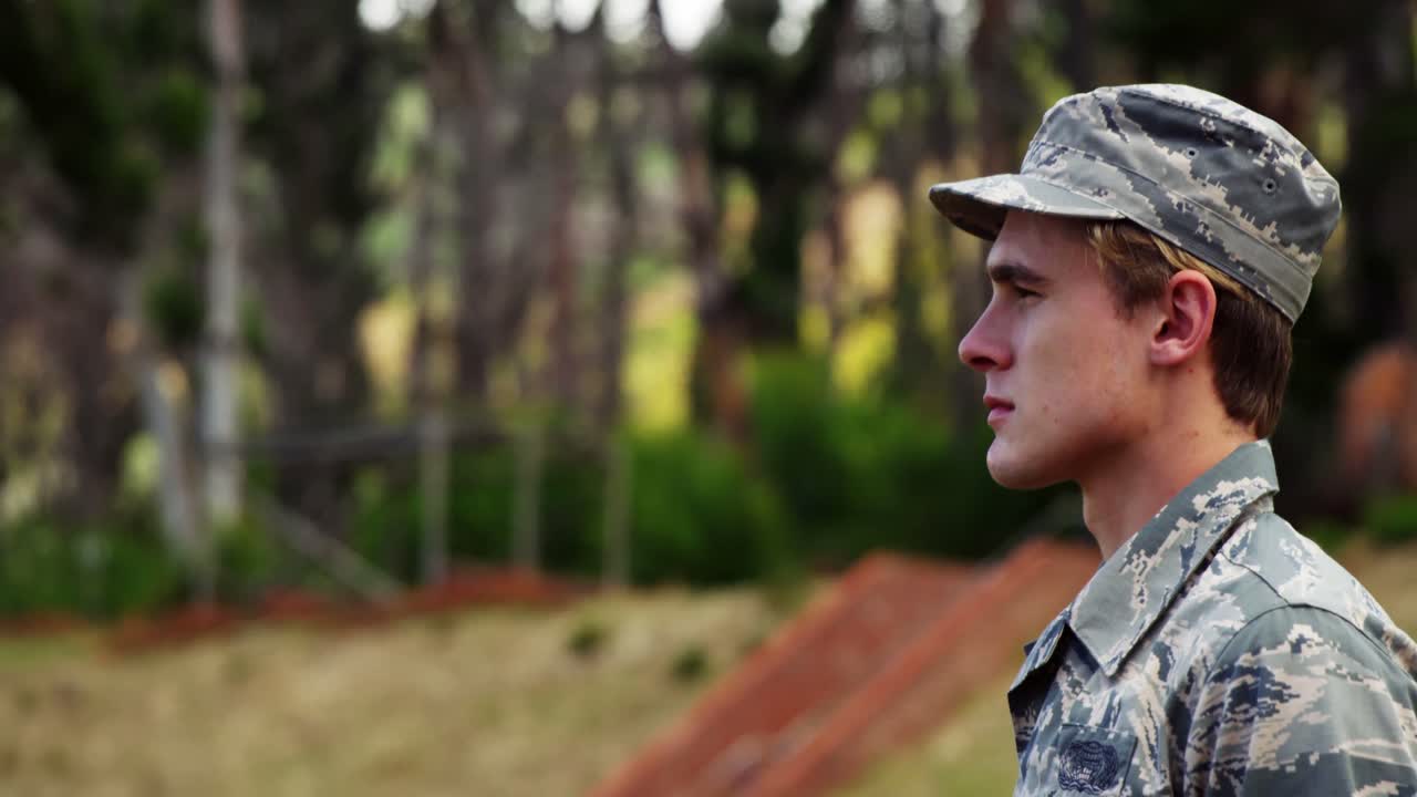Soldado da Força Aérea em posição de sentido 4k