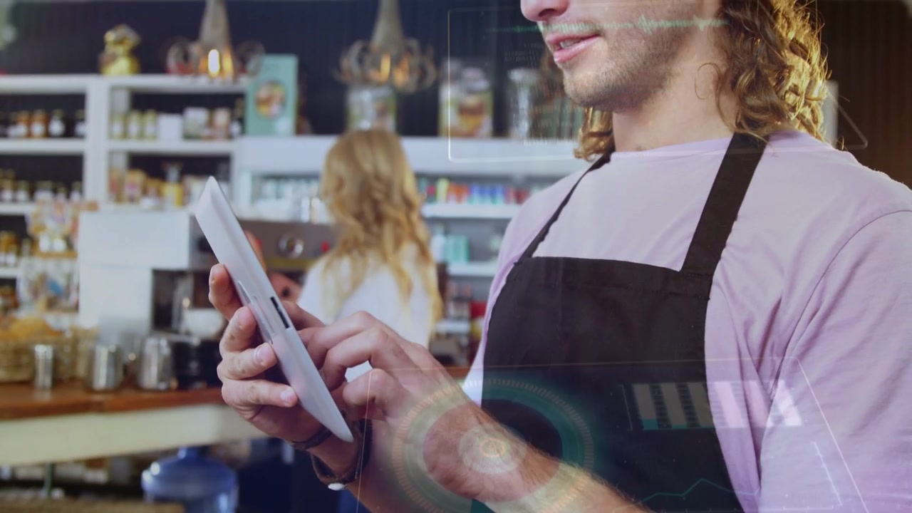 Operatore dell'ospitalità che tocca un tablet, portando un'interfaccia utente olografica (UI) sopra il tablet e il petto, elaborando gli ordini.
