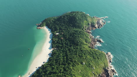 Una-Vista-Panorámica-Revela-La-Impresionante-Belleza-De-Una-De-Las-Islas-Más-Impresionantes-De-Sudamérica,-La-Isla-De-Campeche.