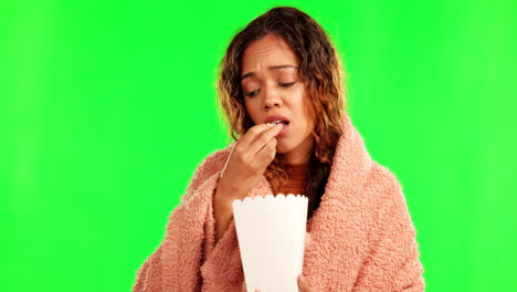 mujer triste, palomitas de maíz y pantalla verde comiendo película