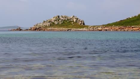 fotografía panorámica de la formación rocosa en la isla de gugh y tomada desde el banco de arena en st. agnes en las islas scilly