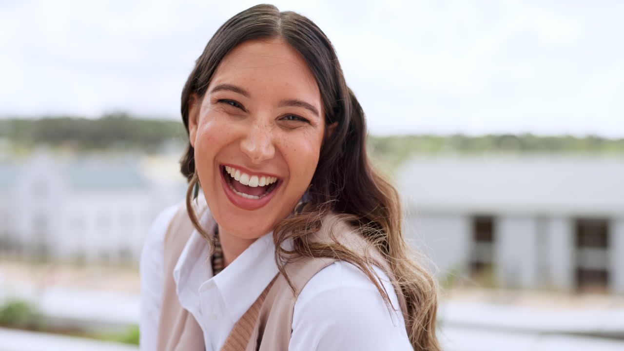 mujer de negocios, éxito y felicidad