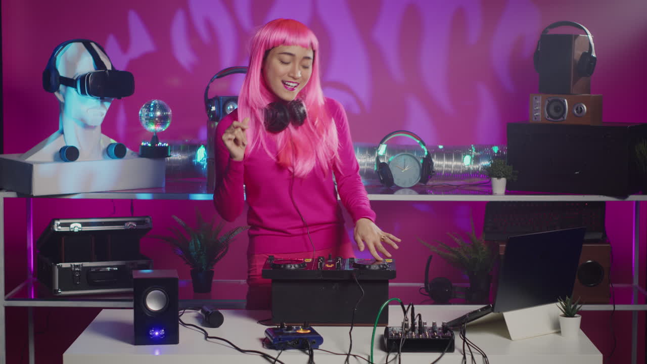 Una DJ donna che mette la musica