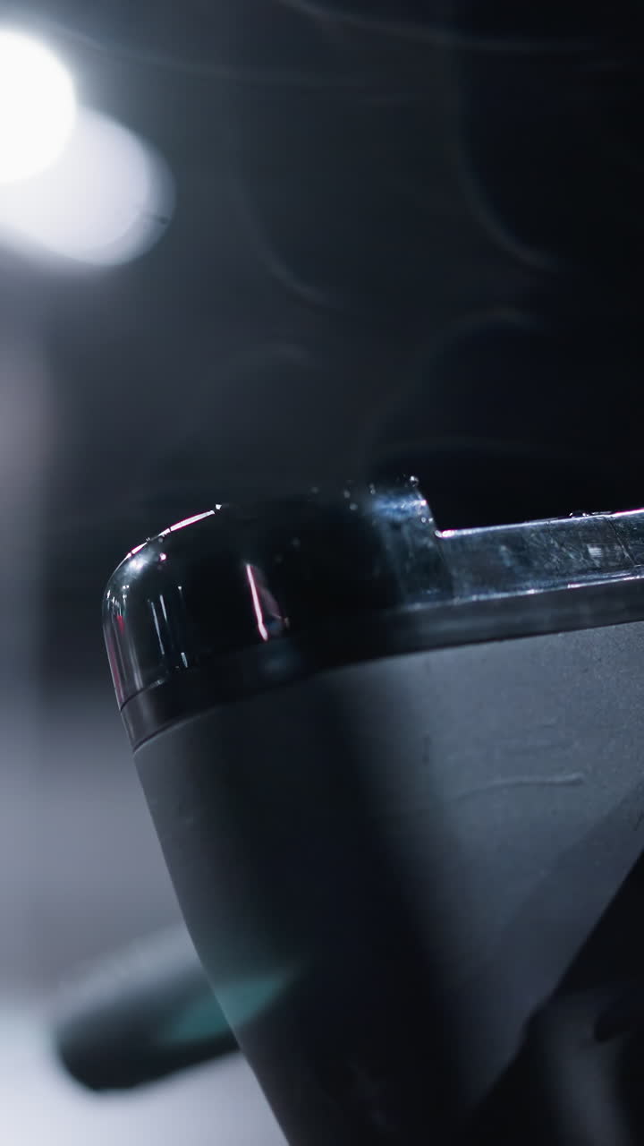 vista cercana de un mango de bicicleta de scooter eléctrico estacionado con efectos de luz bokeh suave en el fondo y una vista borrosa de los coches que pasan