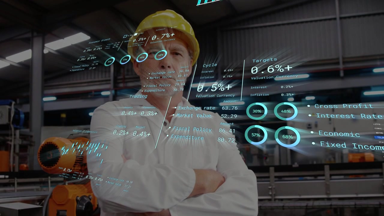 En ældre mand står på en fabrik og overvåger holografiske målinger ved dataopdatering for at få overblik.