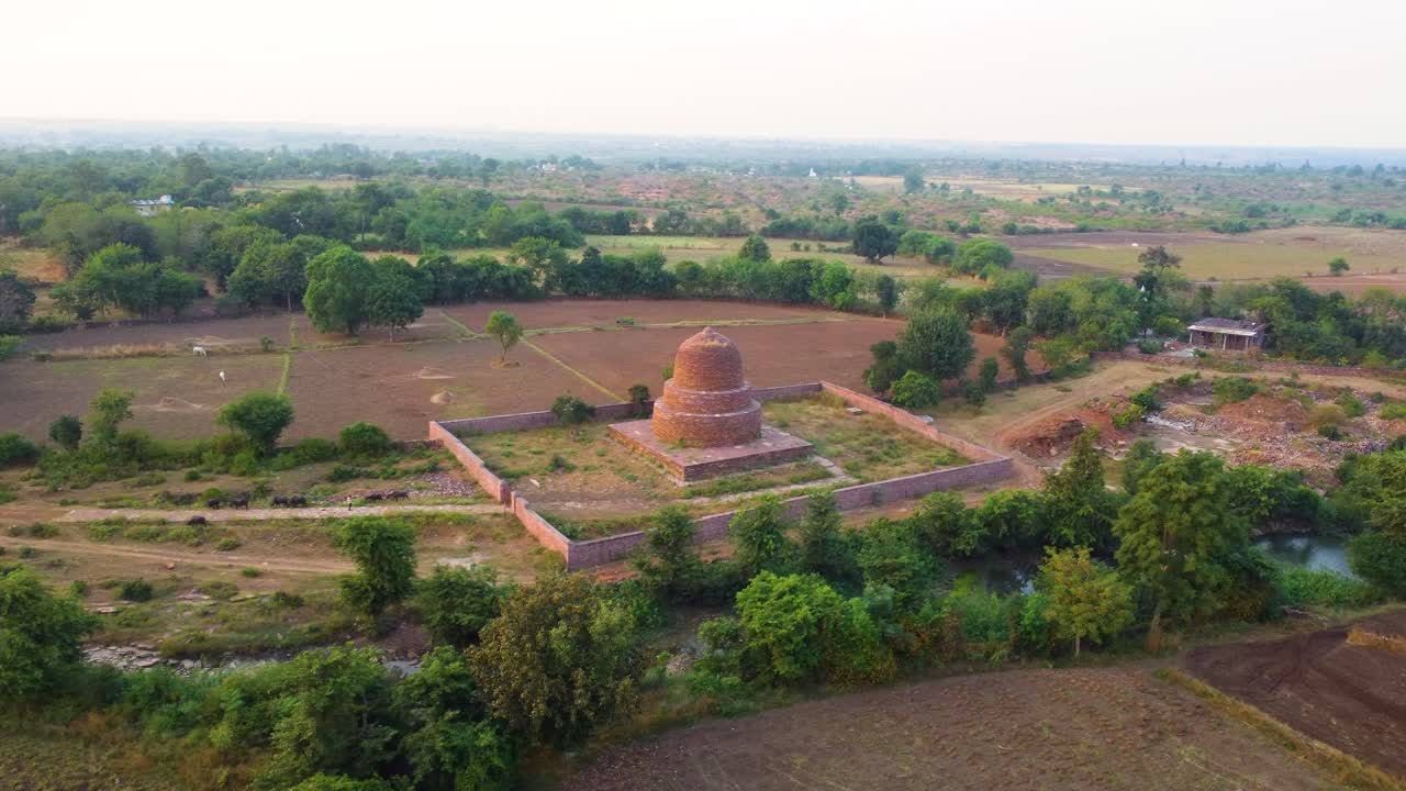 Ripresa aerea con drone di un antico Stupa Buddista realizzato con una struttura in mattoni di roccia in un villaggio di Shivpuri, Madhya Pradesh, in India.