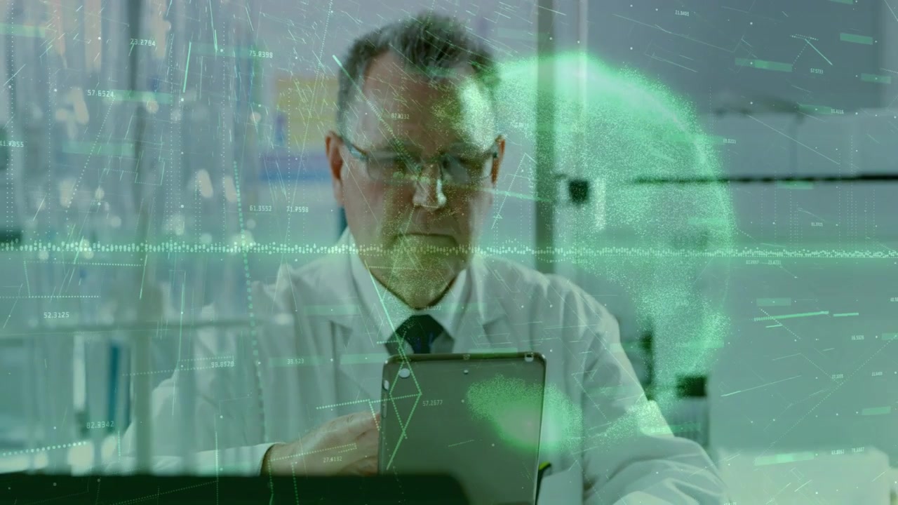 Seniorforsker trykker på nettbrett i laboratorium, genererer grønne hologrambølgeformer og en globus, og analyserer data.