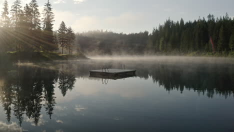 Herrliche-Reflexionen-Der-Natur-Im-Klaren-Seewasser-Des-Caumasees-In-Der-Schweiz---Luftaufnahme