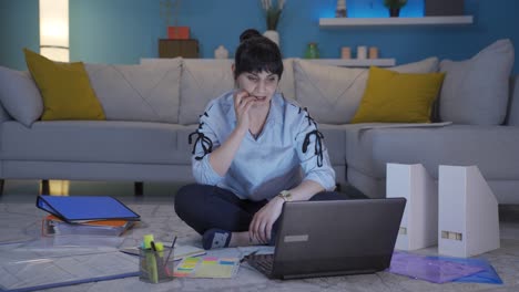 Mujer-Trabajadora-De-Oficina-En-Casa-Pensando-Con-Preocupación.