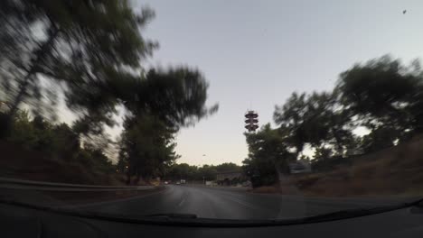 vista de la ciudad, la naturaleza y el tráfico desde la cámara dentro del vehículo.