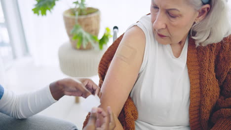 mulher velha, médico e enfermeira com um gesso