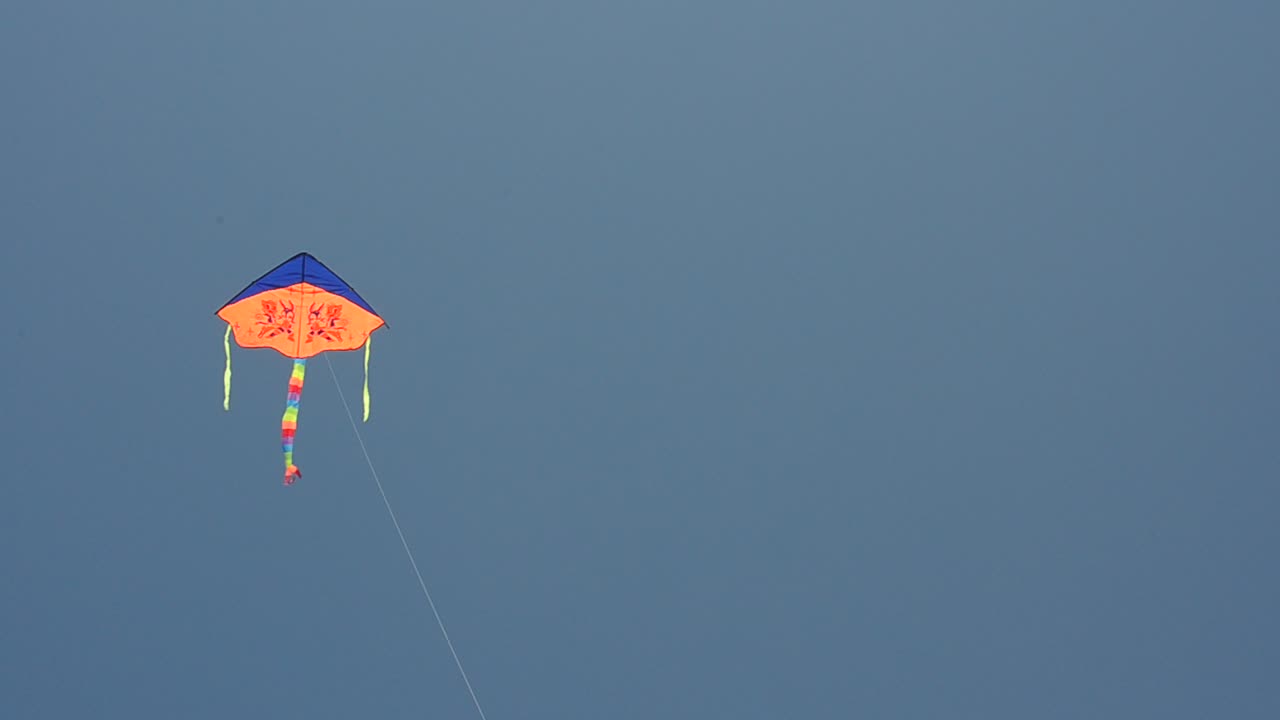 Cometa en el cielo. Grabación por la tarde.