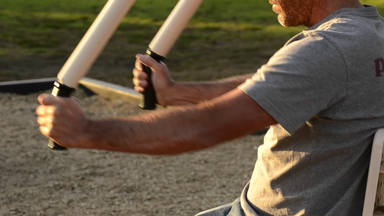 로스앤젤레스 동부 캘리포니아 1에 있는 벨베데레 커뮤니티 지역 공원의 피트니스 구역에서 운동하는 남자