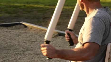 Ein-Mann,-Der-In-Einer-Fitnesszone-Im-Regionalpark-Der-Belvedere-Gemeinde-In-Ost-Los-Angeles,-Kalifornien,-Trainiert