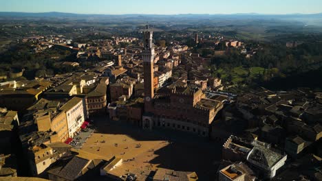 Luftrückzug-Weg-Vom-Campo-Platz,-Der-Piazza-Del-Campo-Und-Dem-Mangia-Turm,-Torre-Del-Mangia