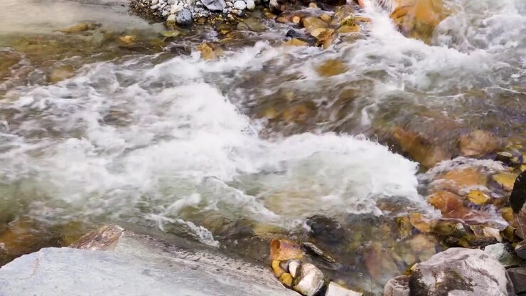 Ruscello di Montagna Limpido che Scorre a Cascata sulle Rocce nell'Himalaya.