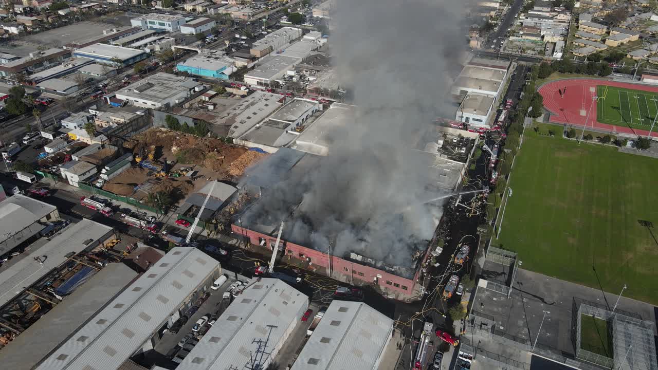 대규모 산업 건물에서 화재 진압 - 공중