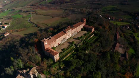 vista aérea sobre el castillo de montalto pavese