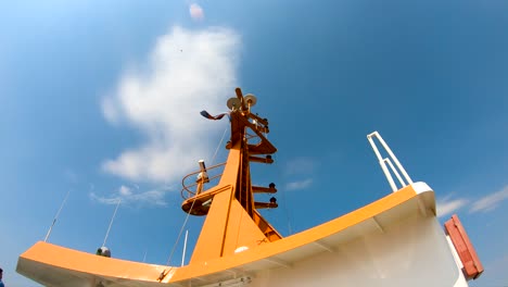 barco langeoog y un cielo azul brillante en el fondo
