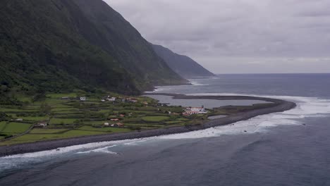 Pueblo-Rural-Costero,-Una-Laguna,-Con-Un-Exuberante-Paisaje-De-Acantilados-Verdes,-Fajã-De-Santo-Cristo,-Isla-De-São-Jorge,-Las-Azores,-Portugal