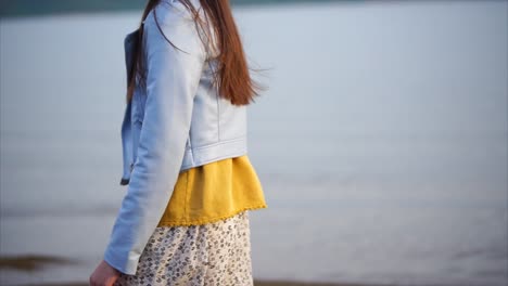 mujer caminando en la playa