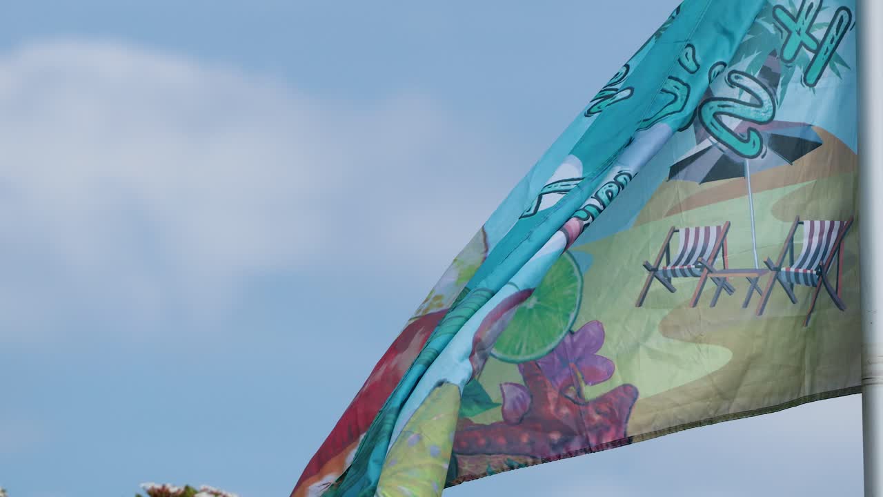 una bandera vibrante ondea en la brisa