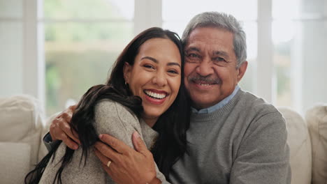 Sonrisa,-Abrazo-Y-Mujer-Con-Padre-Mayor-En-El-Sofá