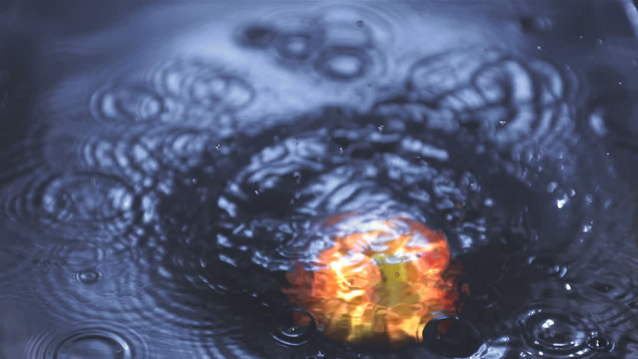 물에 떨어지는 은 사과