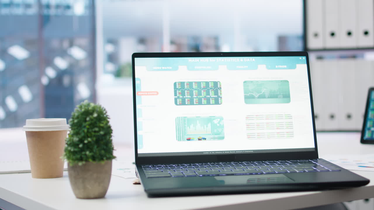 cartera de acciones en portátil que contiene activos de inversión, de cerca