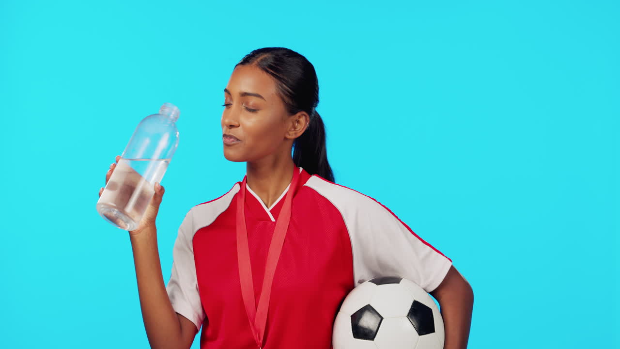 mujer atleta, agua potable