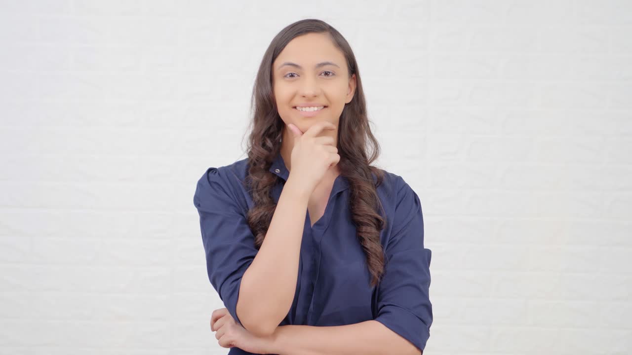 chica india juzgando a alguien mirando