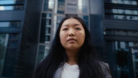 Close-up-portrait-of-business-Chinese-woman-standing-on-the-street.