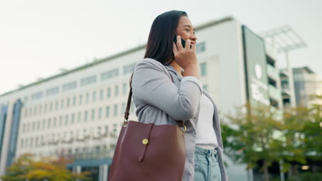 llamada telefónica, redes y mujer de negocios en la ciudad